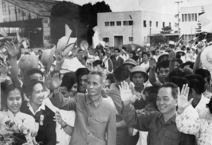 Bảo vệ Thủ tướng Phạm Văn Đồng trong buổi tiễn Quốc trưởng Norodom Sihanouk tại Sân bay Gia Lâm, tháng 2/1973.