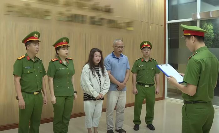 Một cặp vợ chồng trong nhóm đối tượng tổ chức sản xuất, buôn bán phân bón giả bị bắt.