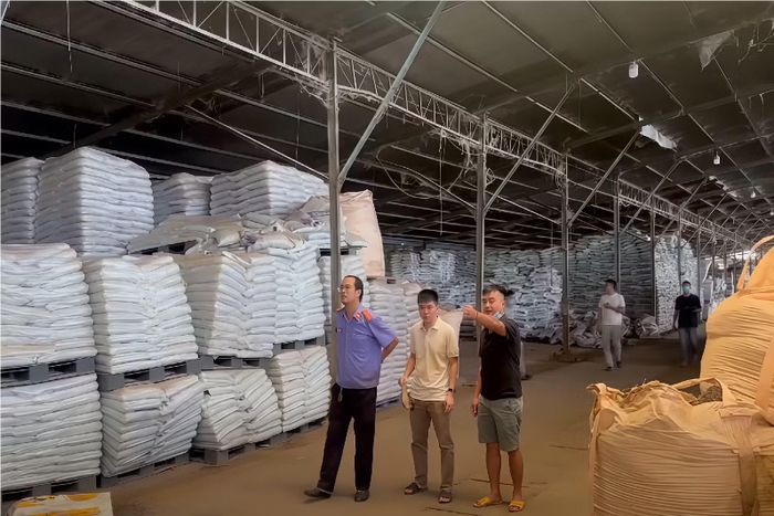 Cơ quan chức năng tiến hành kiểm tra trong một kho xưởng sản xuất hàng nghìn tấn phân bón giả của nhóm đối tượng.