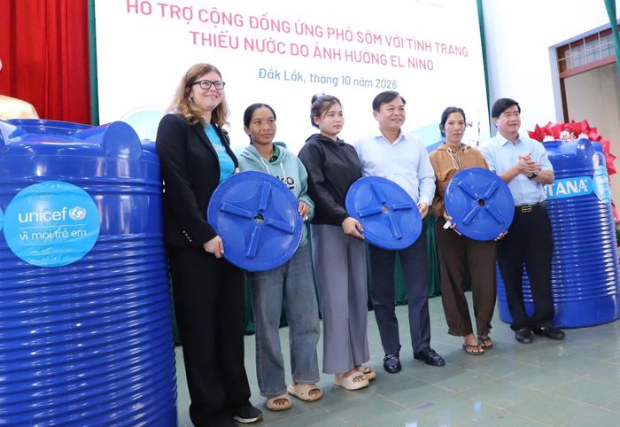 Đại diện UNICEF tại Việt Nam, bà Silvia Danailov cùng Thứ trưởng Nguyễn Hoàng Hiệp, Phó Chủ tịch UBND tỉnh Đắk Lắk trao bồn chứa nước cho các hộ dân khó khăn.