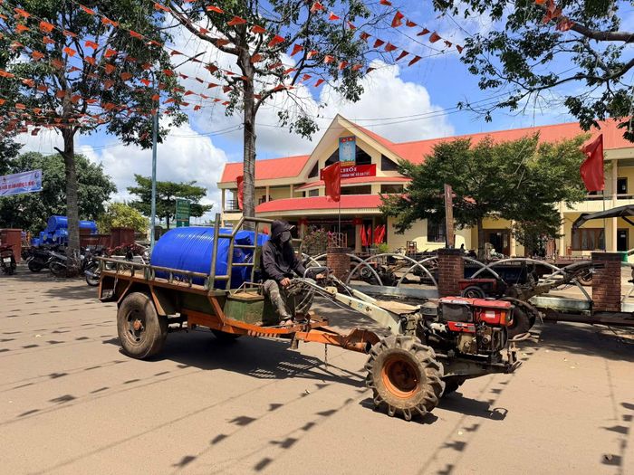 Việc hỗ trợ trao tặng bồn chứa nước giúp nhiều hộ dân khó khăn ứng phó với tình trạng hạn hán trong thời gian tới.