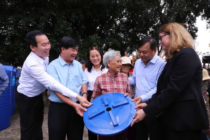 Bà H’rớ A Yun, một gia đình khó khăn vui mừng khi được trao tặng bồn chứa nước.