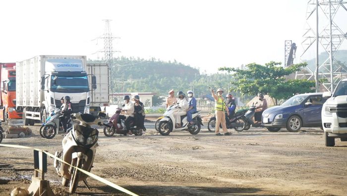 Mặt đường sau mưa gây trở ngại cho các phương tiện lưu thông qua khu vực cửa ngõ phía Tây Đà Nẵng.