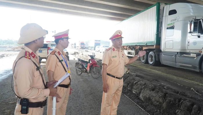 CSGT Công an TP Đà Nẵng làm việc với Ban quản lý dự án và nhà thầu, đôn đốc khắc phục các bất cập, bảo đảm an toàn giao thông trong quá trình thi công.