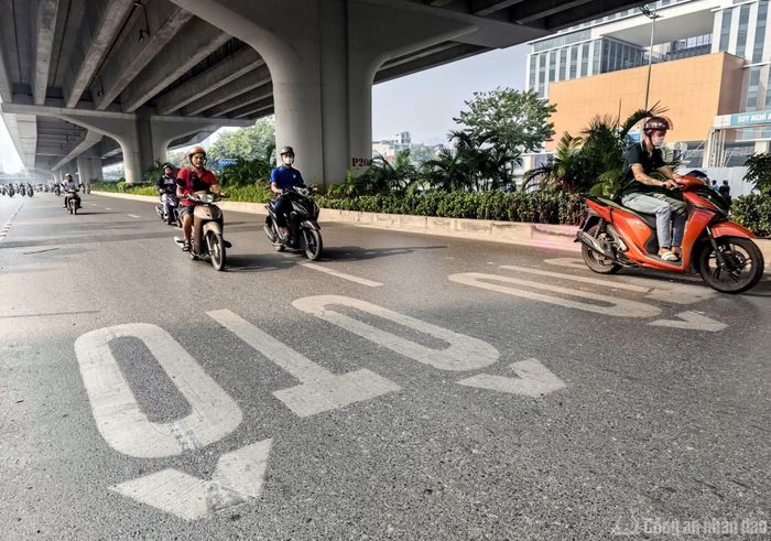 Tình trạng xe máy "tranh làn" ô tô vẫn diễn ra trên tuyến.