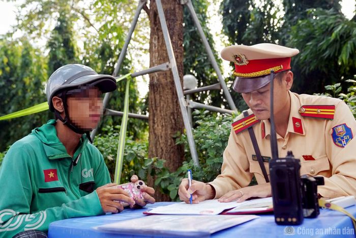  Tài xế xe ôm công nghệ vi phạm làm việc với CSGT. 