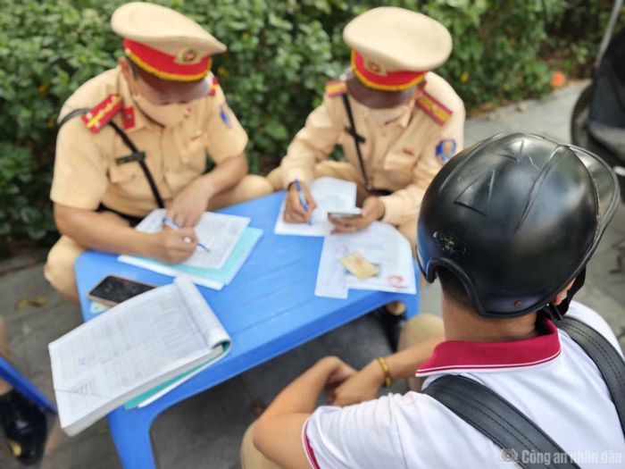 Đội CSGT số 6 khuyến cáo người tham gia giao thông nghiêm túc chấp hành phương án phân làn trên đường Phạm Văn Đồng; tuyệt đối không tự ý đi vào làn dành cho phương tiện khác. Khi phát hiện ùn ứ, người điều khiển xe máy cần kiên nhẫn di chuyển theo hướng dẫn, không lấn làn, chuyển hướng đột ngột hoặc thực hiện những hành vi có thể gây mất an toàn.