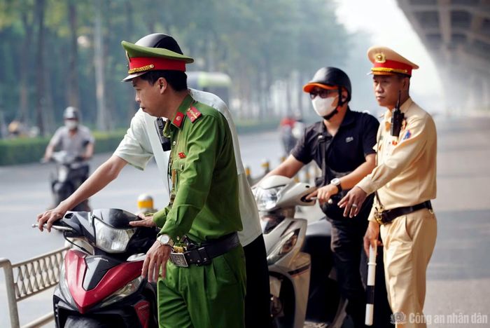 Cảnh sát dừng các trường hợp vi phạm.
