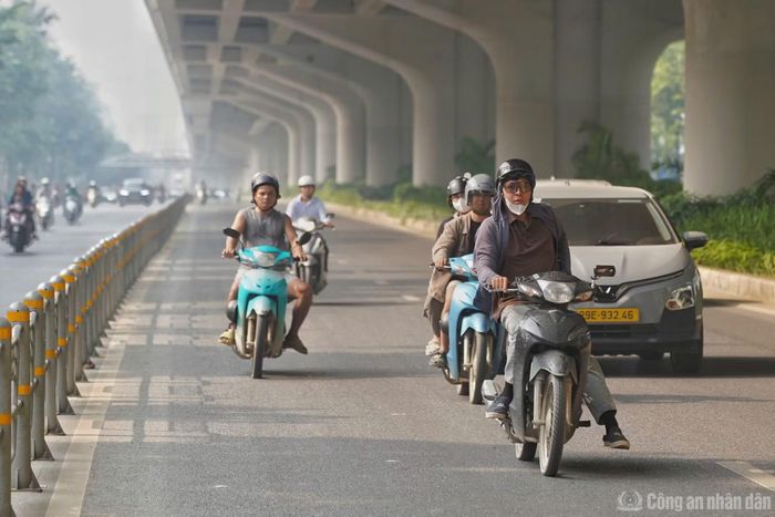 Xe máy đi sai làn, gây cản trở giao thông và tiềm ẩn nguy cơ xảy ra tai nạn.