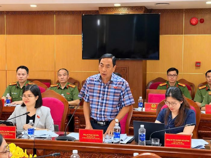 Thành viên đoàn khảo sát trao đổi với các đại biểu tại buổi làm việc