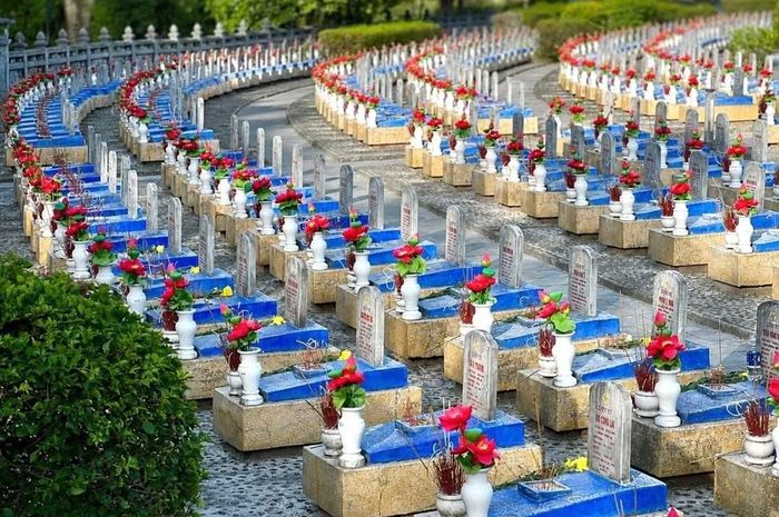 Nghĩa trang liệt sĩ Quốc gia Trường Sơn là di tích đặc biệt nơi hàng vạn người dân cả nước hàng năm đến dâng hoa dâng hương tri ân các anh hùng liệt sĩ.