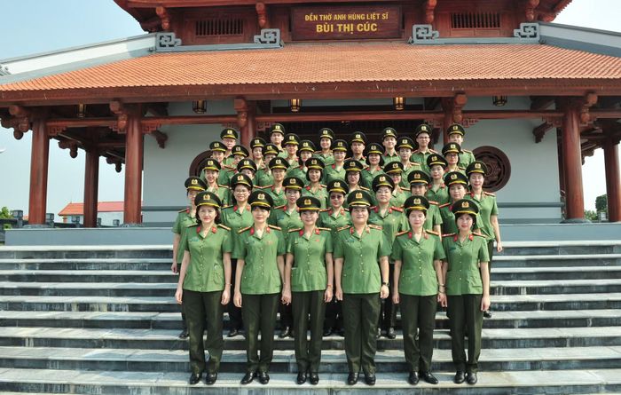 Đoàn đại biểu Cục An ninh nội địa chụp ảnh lưu niệm tại khu di tích.