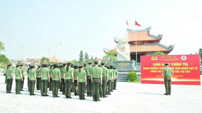 Đoàn đại biểu dâng hương tại Khu lưu niệm Anh hùng liệt sĩ CAND Bùi Thị Cúc.