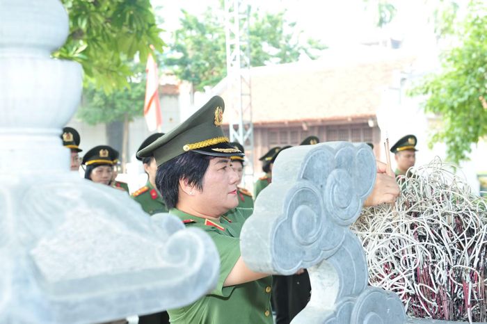 Đoàn đại biểu Cục An ninh nội địa tổ chức dâng hương tại Đền thờ bà Hoàng Thị Loan.