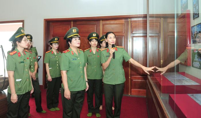 Các đại biểu đã cùng nhau ôn lại tiểu sử, cuộc đời hoạt động cách mạng của Anh hùng Liệt sĩ CAND Bùi Thị Cúc.