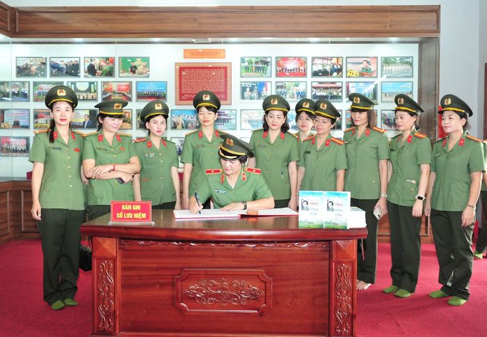 Hành trình về nguồn khép lại, nhưng ngọn lửa từ trái tim của Anh hùng Liệt sĩ Bùi Thị Cúc như vẫn còn cháy mãi trong tâm trí của các CBCS Cục An ninh nội địa.
