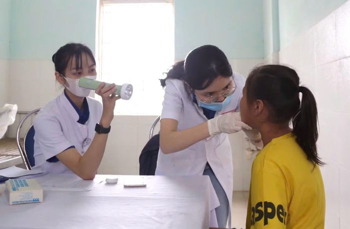Nhân viên, y, bác sĩ công tác tại các cơ sở Y tế ở TP Huế luôn nỗ lực chăm sóc sức khỏe cho người dân.