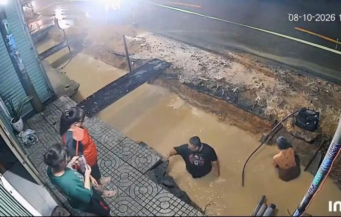 Người dân phải lội qua hố sâu để sinh hoạt hàng ngày.