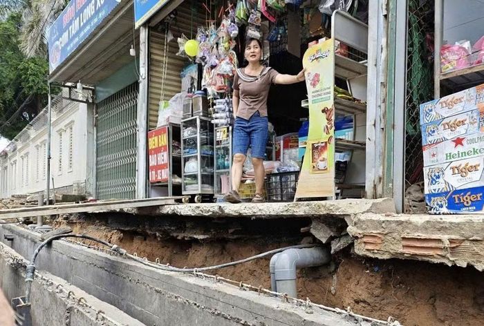 Sạt lở khiến nhà dân ven đường có thể sụp bất cứ lúc nào.