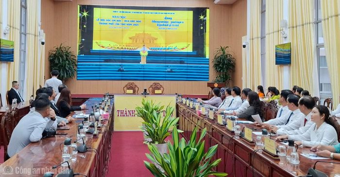 Các đại biểu theo dõi phóng sự về Lễ hội Ooc Om Boc - Đua ghe Ngo năm 2025.