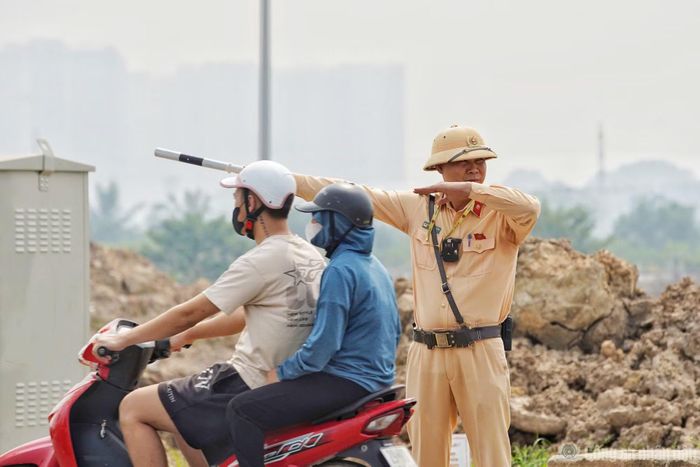 Người dân đi theo hướng dẫn của CSGT.