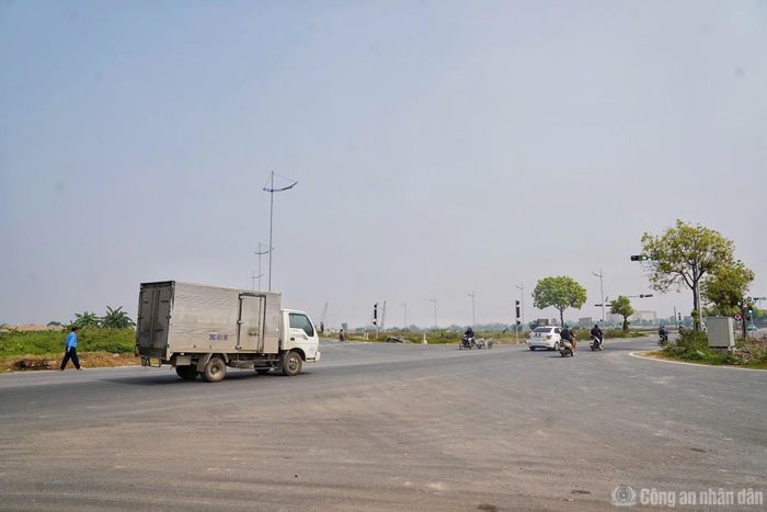 Các phương tiện di chuyển qua một nút giao thông trên tuyến.