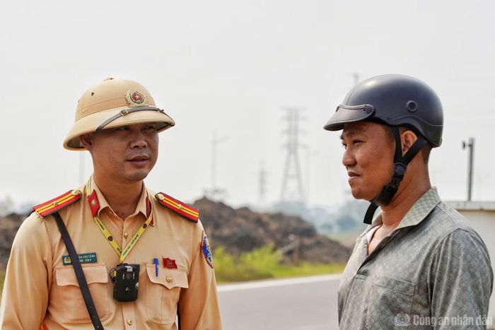 CSGT hướng dẫn người dân đi đúng chiều đường.