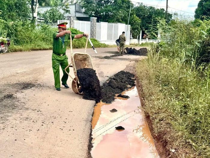 Những đoạn đường hư hỏng dễ dẫn đến tai nạn giao thông cho người đi đường.