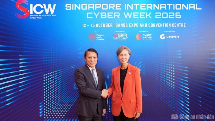 Bộ trưởng Lương Tam Quang và Bộ trưởng Bộ Phát triển số và Thông tin Singapore Josephine Teo. Ảnh: Trí Trung
