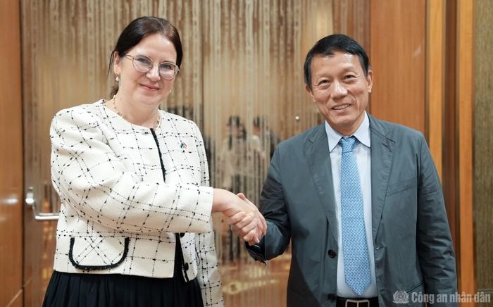 Bộ trưởng Lương Tam Quang và Bộ trưởng Tư pháp và Các vấn đề số Estonia Liisa-Ly Pakosta. Ảnh: Trí Trung