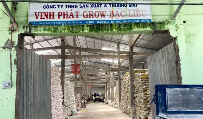 Kho chứa hàng thành phẩm và nguyên liệu sản xuất phân bón giả tại công ty của Hứa Văn Chọn.