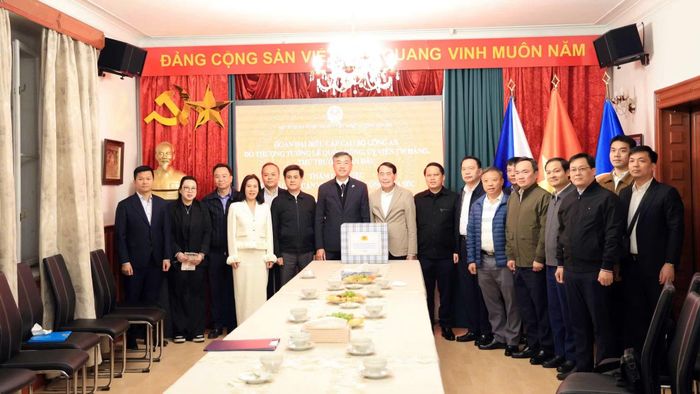 Thứ trưởng Lê Quốc Hùng và đoàn công tác cùng lãnh đạo, cán bộ, nhân viên Đại sứ quán Việt Nam tại Cộng hòa Czech.