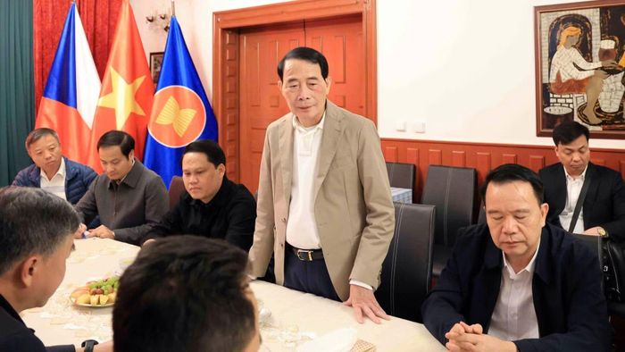 Thứ trưởng Lê Quốc Hùng phát biểu khi tới thăm, làm việc với Đại sứ quán Việt Nam tại Cộng hòa Czech.