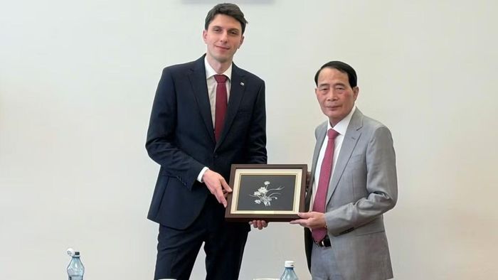 Thứ trưởng Lê Quốc Hùng tặng quà lưu niệm Thứ trưởng Bộ Tư pháp Cộng hòa Czech Adam Šimice.