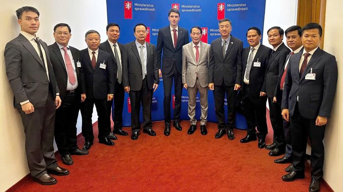 Thứ trưởng Lê Quốc Hùng và Thứ trưởng Bộ Tư pháp Cộng hòa Czech Adam Šimice cùng các thành viên Đoàn đại biểu cấp cao Bộ Công an Việt Nam.