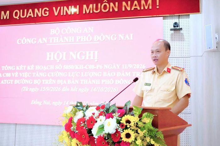 Thượng tá Lê Đức Trình, Phó Trưởng Phòng CSGT Công an TP Đồng Nai báo cáo tóm tắt kết quả.