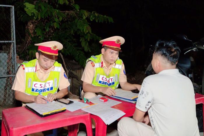 CSGT lập biên bản người điều khiển phương tiện vi phạm.