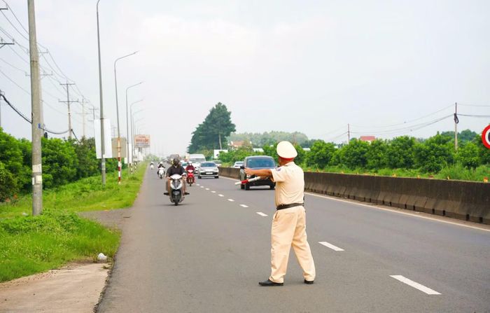 CSGT làm nhiệm vụ trên tuyến giao thông.