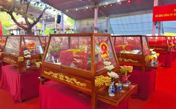 Thủ tướng Lê Minh Hưng cùng nguyên Ủy viên Bộ Chính trị, nguyên Chủ tịch nước Nguyễn Minh Triết đưa các liệt sĩ rời Công viên Lê Thị Riêng.