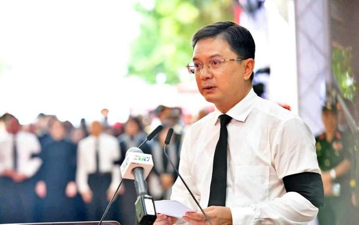 Uỷ viên Dự khuyết Trung ương Đảng, Phó Chủ tịch UBND Thành phố Hồ Chí Minh, Trưởng ban Chỉ đạo 515 Thành phố Nguyễn Mạnh Cường đọc điếu văn truy điệu tại buổi lễ. 