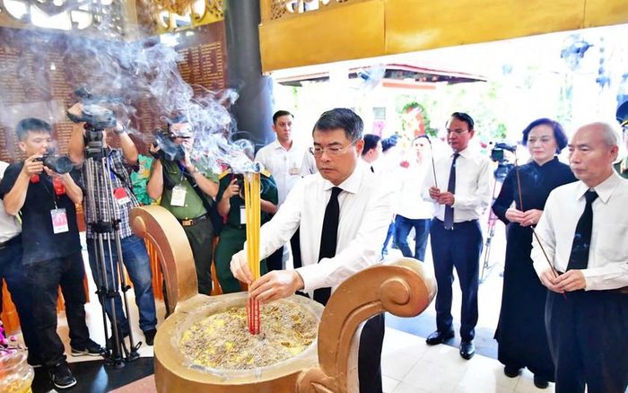 Thủ tướng Chính phủ Lê Minh Hưng cùng các lãnh đạo Đảng Nhà nước dâng hương tại nhà bia anh hùng liệt sĩ quận 10 cũ trước buổi lễ.