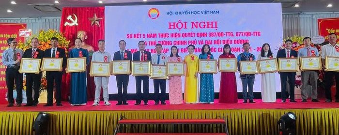 Gia đình ông Vũ Văn Thái (thứ 3 từ trái sang) vinh dự là một trong những mô hình học tập nhận Bằng khen tại Đại hội biểu dương các mô hình học tập tiêu biểu giai đoạn 2021-2025 diễn ra tại Hà Nội.