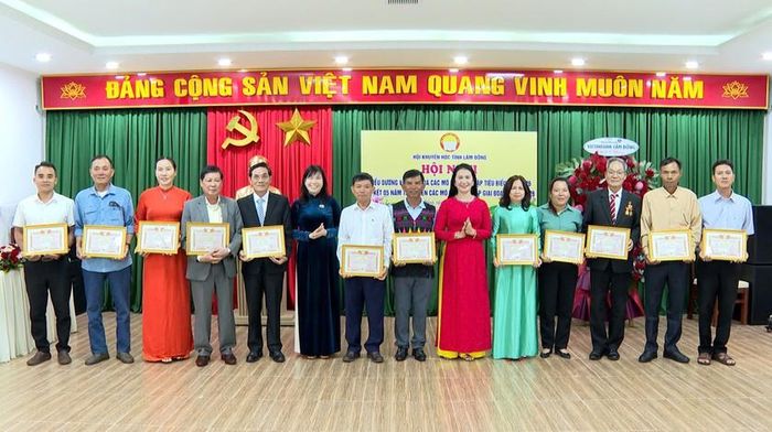 Phó Chủ tịch Ủy ban Mặt trận Tổ quốc Việt Nam tỉnh Lâm Đồng Hà Thị Hạnh, Chủ tịch Hội Khuyến học tỉnh Lâm Đồng Tôn Thị Ngọc Hạnh trao Giấy khen cho ông Vũ Văn Thái (thứ 2 từ phải sang) cùng các cá nhân và tập thể mô hình học tập tiêu biểu.