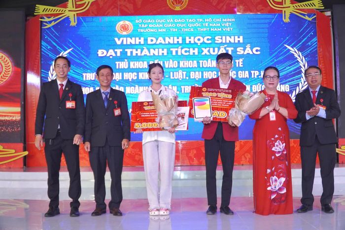 Lãnh đạo Trường Nam Việt tổ chức lễ Vinh danh học sinh đạt thành tích xuất sắc kỳ tuyển sinh đại học 2026
