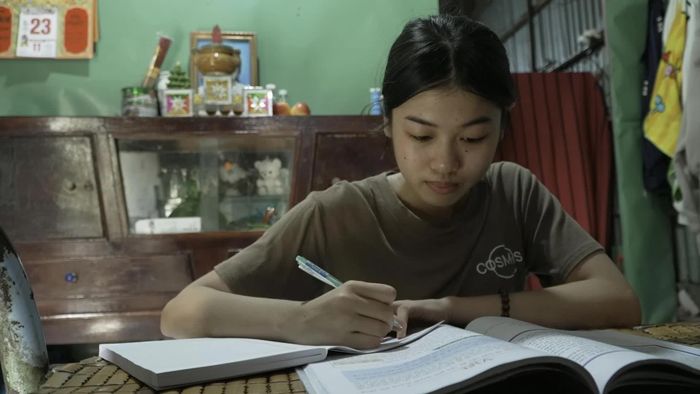 15 tuổi đã phải làm trụ cột gia đình, cuộc sống vô cùng thiếu thốn nhưng Đỗ Thị Trâm vẫn kiên trì theo đuổi việc học.