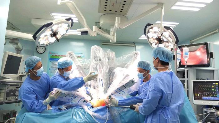 Phẫu thuật bằng robot tại Bệnh viện Bình Dân về ghép tạng. (Ảnh: MST)