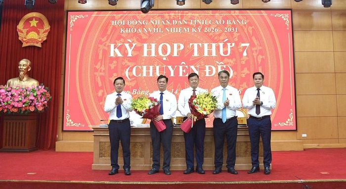 Thường trực HĐND tỉnh tặng hoa chúc mừng các đồng chí Hoàng Văn Bảo và Bàn Quý Sơn.