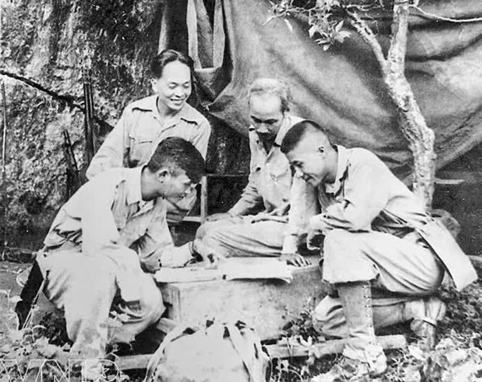 Chủ tịch Hồ Chí Minh, Đại tướng Võ Nguyên Giáp, Tiểu đoàn trưởng Dũng Mã và Trung đoàn trưởng Nguyễn Thái Dũng trước hang Ngườm Bốc năm 1950. Ảnh tư liệu.