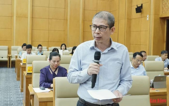 Các đại biểu thảo luận nội dung dự thảo nghị quyết trình kỳ họp.