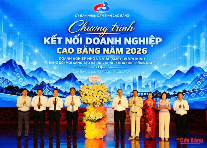 Các đồng chí lãnh đạo tỉnh tặng hoa cộng đồng doanh nghiệp tỉnh nhân Ngày Doanh nhân Việt Nam 13/10.